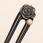 Sizing chart of the HairFork 13 cm U-shaped wooden pin, indicating its precise dimensions engineered as a protective updo tool for fine strands, low hair density, and medium lengths.